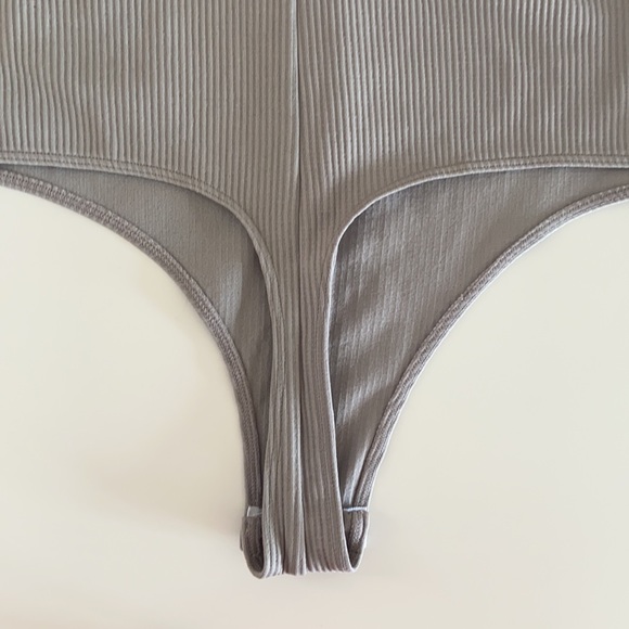 New Spalding womens Seamless Deep V-neck Bodysuit - Picture 7 of 7